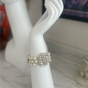 Elegant Pearl and Crystal Bracelet